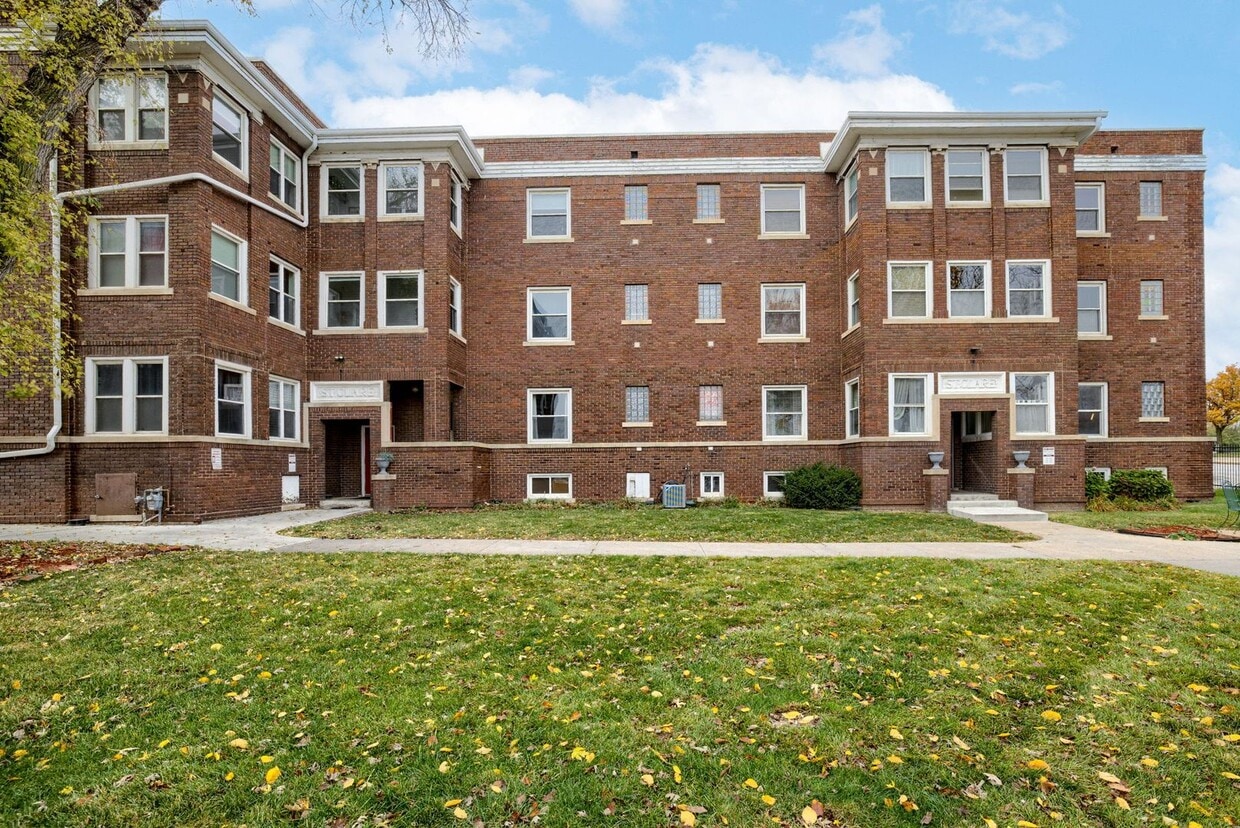 Primary Photo - Gated 2 Bedroom Condo With Parking!!