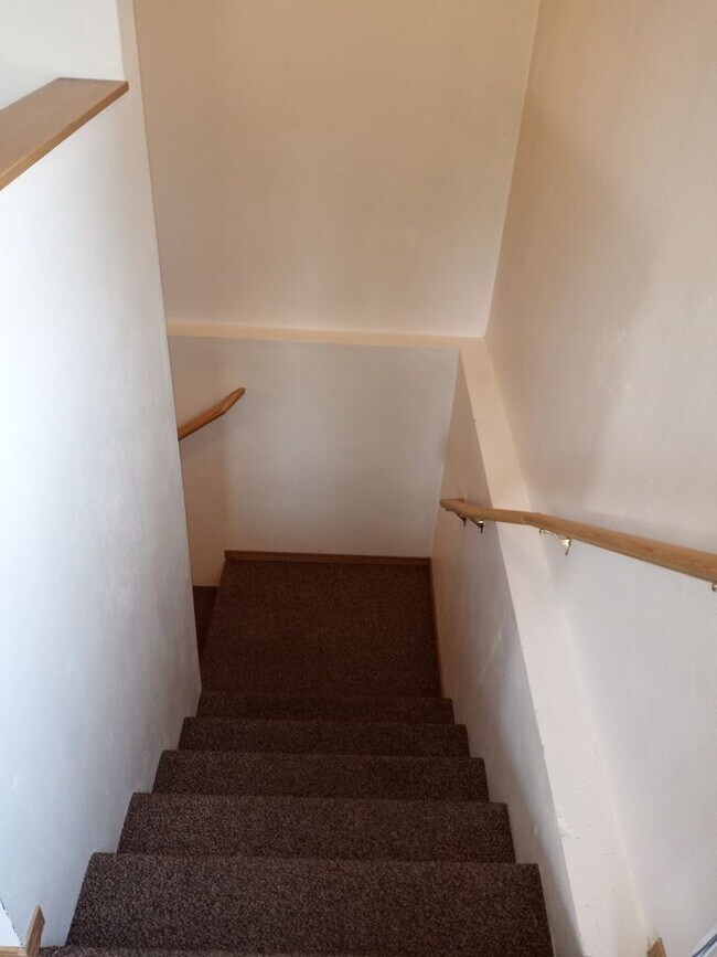 Building Photo - 2 Bedroom - 1.5 Bath - Maplewood Apartments - Heat Included!