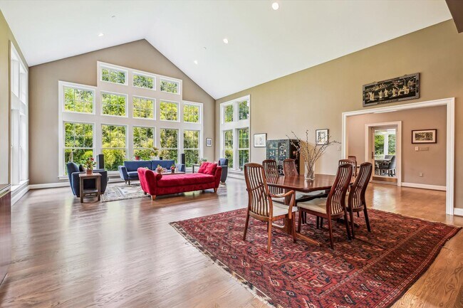 Building Photo - Magnificent 6 Bedroom, 5 Bathroom Luxmanor...