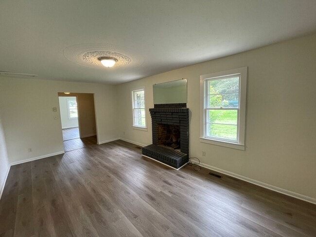 Building Photo - 3 bedroom 1.5 bath house available now!   ...