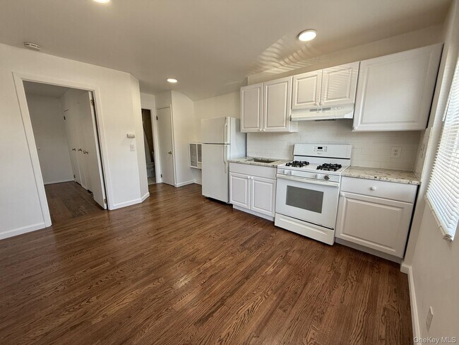 Building Photo - 355 Bayville Ave