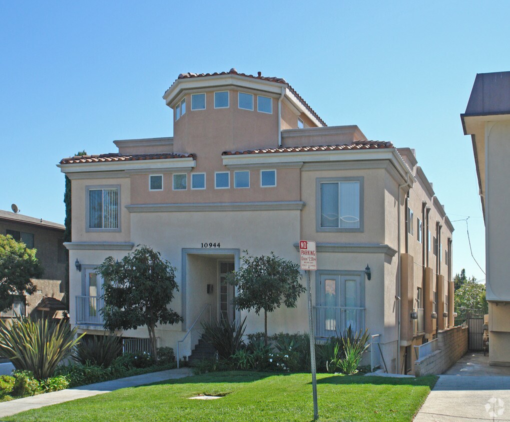 Building Photo - 10944 Rose Ave