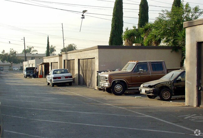 Alternate view of 1810 - 1810-1838 E Wilson Ave