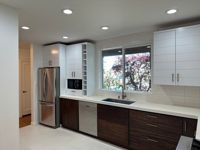 Building Photo - 3708 Kenwood Ave