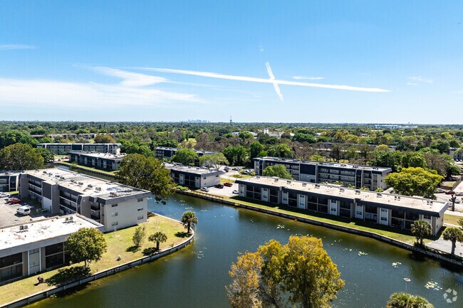 Foto del edificio - Versailles Gardens Condominium