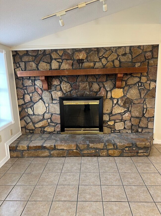 Building Photo - 2 Bedroom/3 Bath