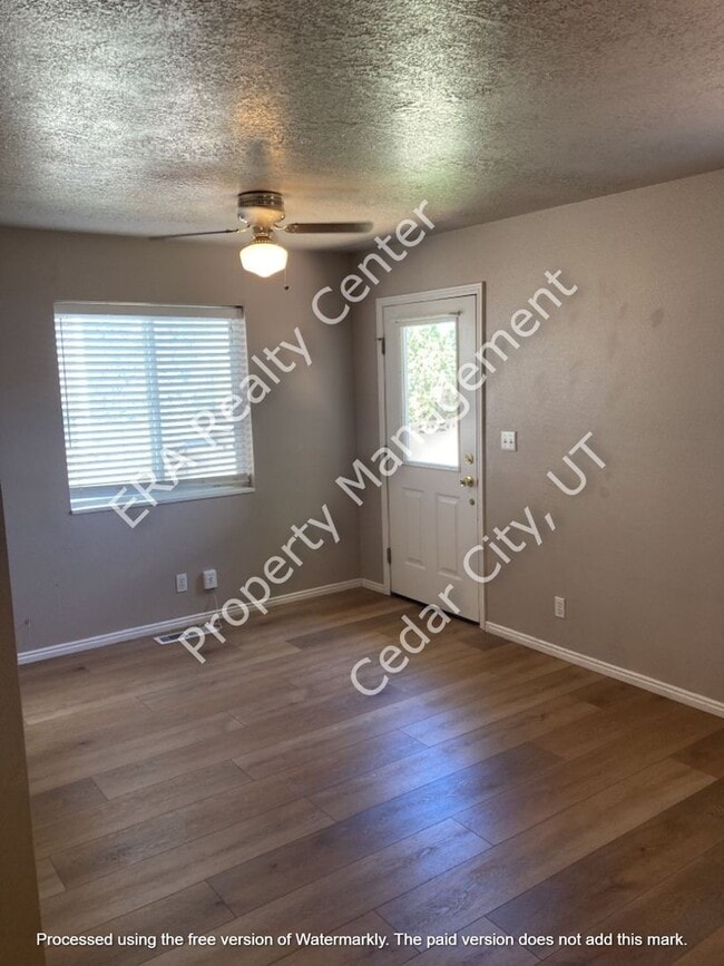 Building Photo - 928 W Greens Lake Dr
