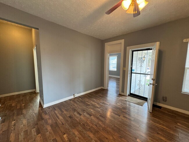Building Photo - Bates Hendricks 3 Bedroom 2 Bath