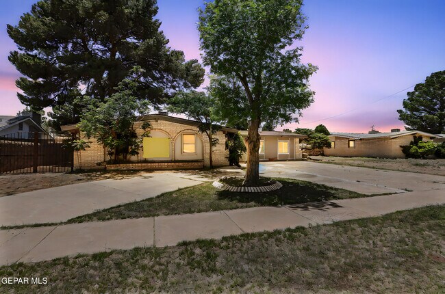 Building Photo - 4212 Roxbury Dr