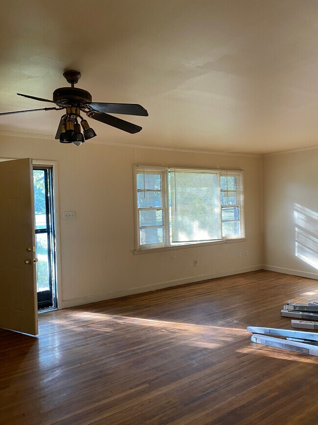 living room - 2870 Mercer Dr
