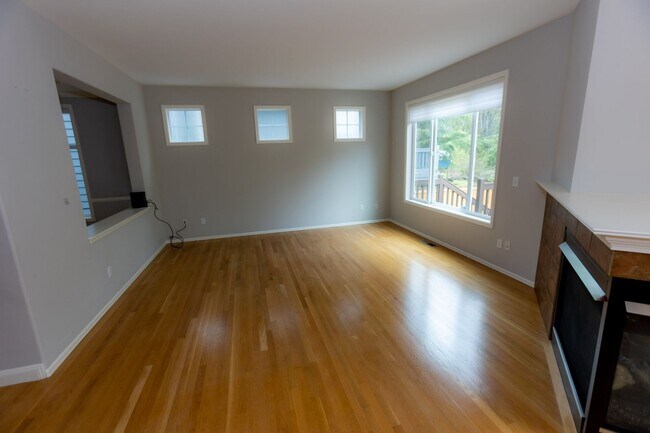 Building Photo - Beautiful 3 Bed 2.5 Bath Home in Talus, Is...