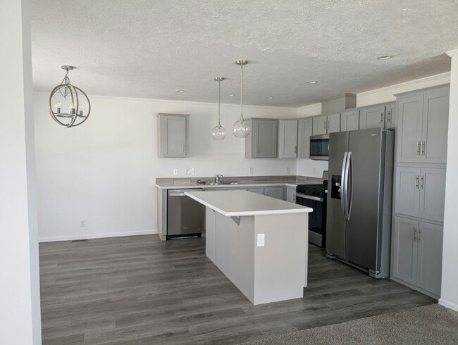 Building Photo - 30020 Pineview Cir