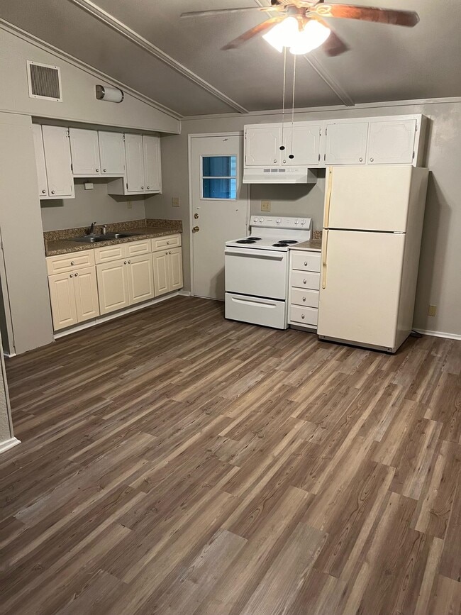 Building Photo - 1569 Coombs Dr