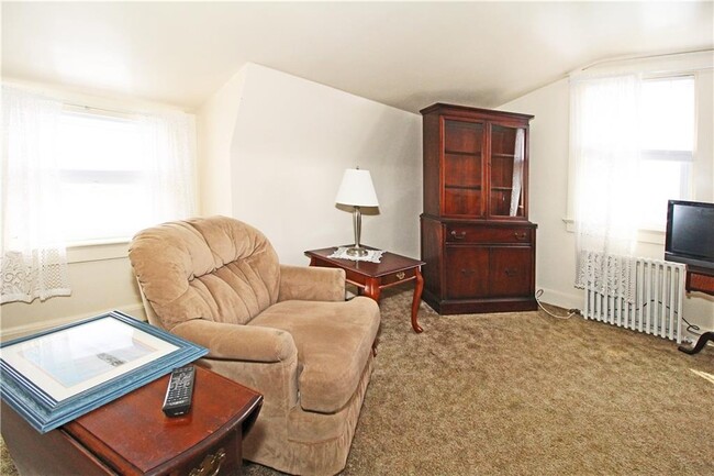 Building Photo - 563 Aquidneck Ave