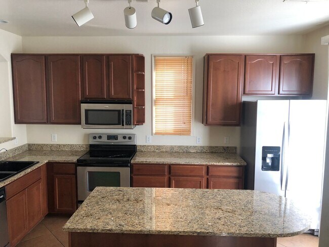 Building Photo - Prime Gilbert Location 3 Bedroom/2.5 bath ...