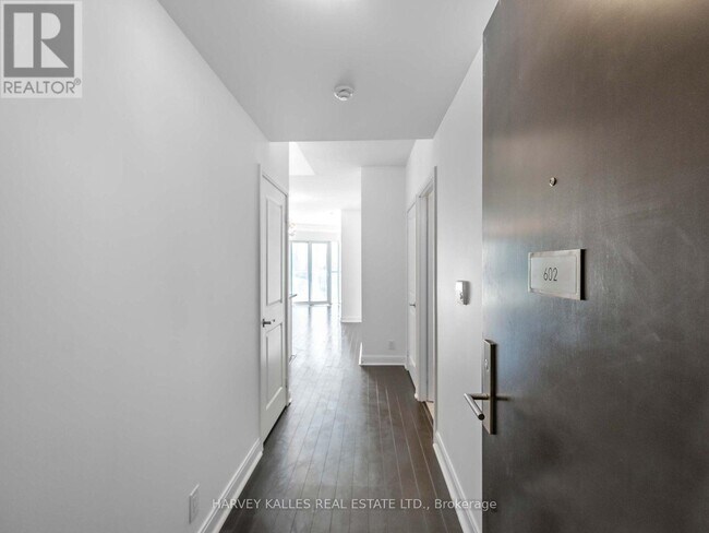 Photo du bâtiment - 60-660 Absolute Ave