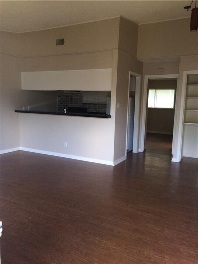 Foto del edificio - 602 W 51st St #101, Large, fully updated 1 story unit in great location.