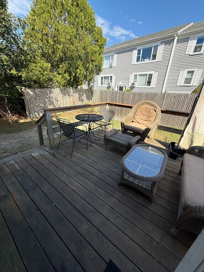 Foto del edificio - A two bedroom, 1 bath unit in a Townhouse style Duplex