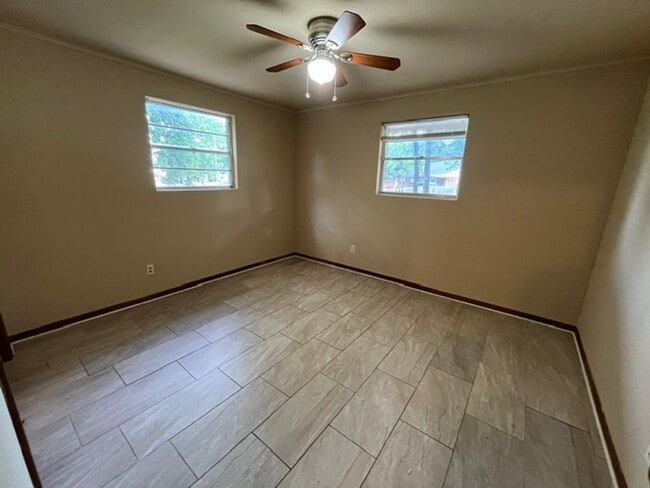 Foto del edificio - Duplex close to downtown Springdale, walking distance to fast food and medical