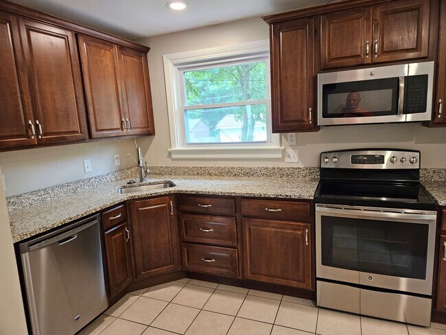 Building Photo - 3 Bedroom 1.5 Ba Brick Rancher Near I-64