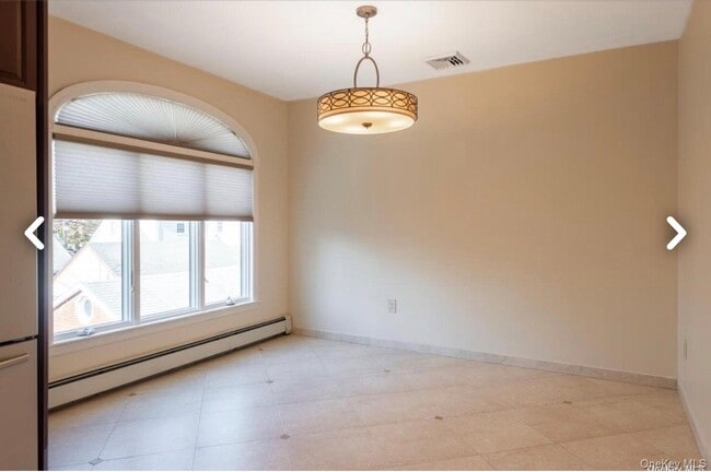 Building Photo - 171 Roslyn Rd