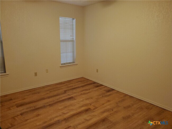 Building Photo - 702 Cedar Pkwy