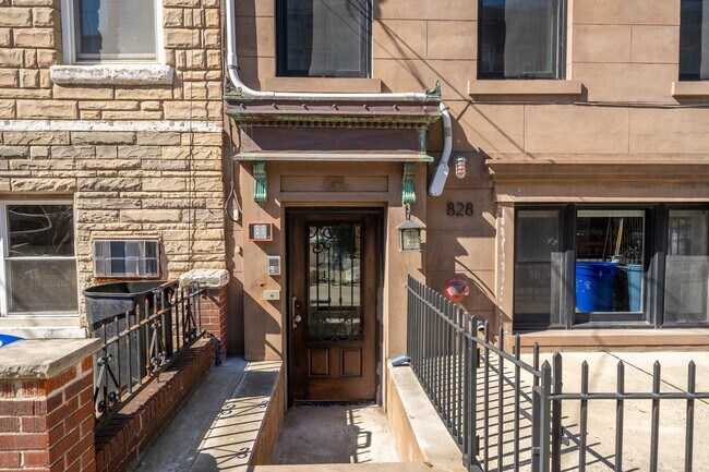 Building Photo - 828 Garden St