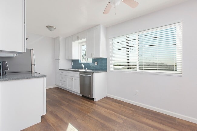 Foto del edificio - 251-255 Ebony Ave