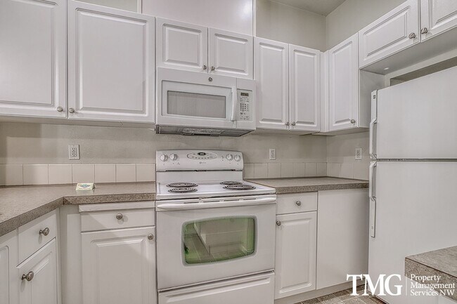 Foto del edificio - Lovely 3 Bed 2.5 Bath Townhome w/ a back D...