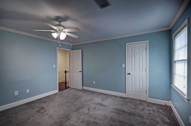 Building Photo - 1233 Linden Pl