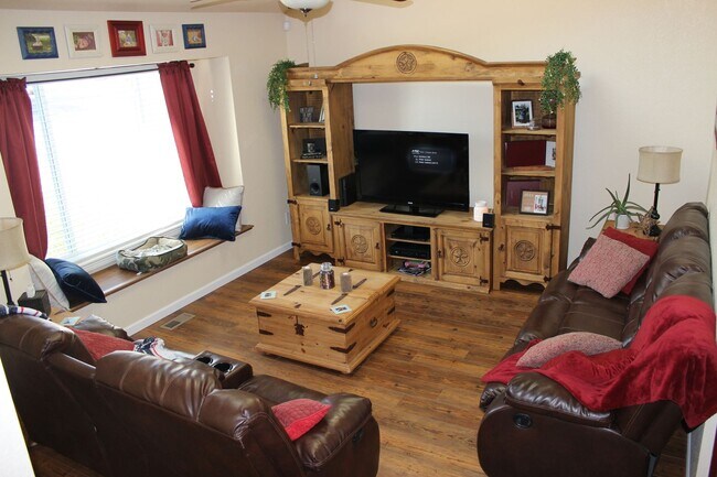 Foto del edificio - 3 BEDROOM HOME IN WIDEFIELD!!