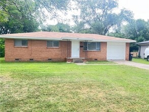 Building Photo - 609 Cedar St