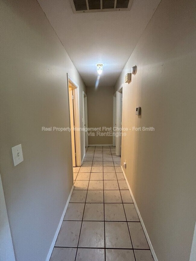 Foto del edificio - 230 W Gary St