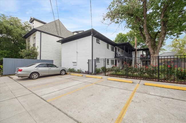 Building Photo - 2207 Mimosa Dr