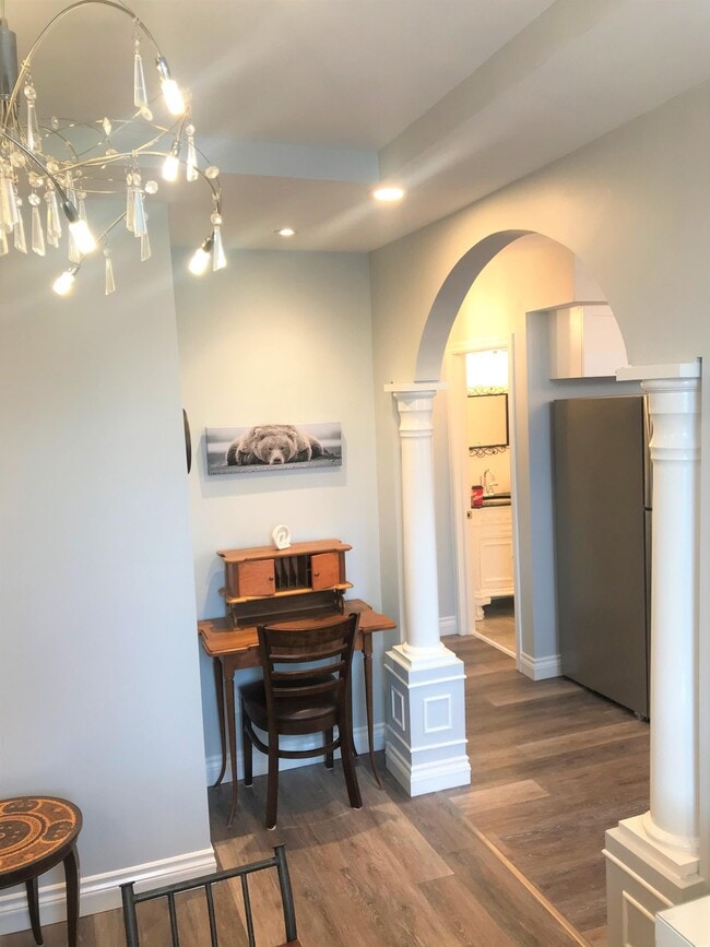 Building Photo - 242 Bridge St