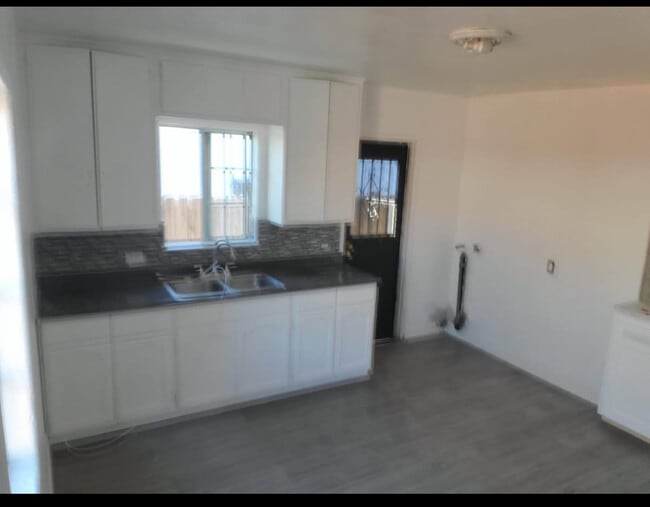 Foto del edificio - 3530 E 61st St