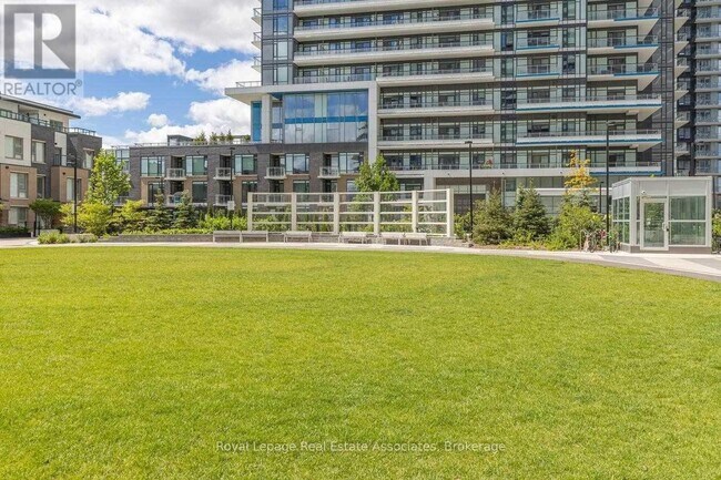 Photo du bâtiment - 2560 Eglinton Ave W