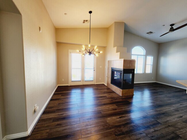 Foto del edificio - BEAUTIFUL 2BD/2BA TOWNHOME NEAR SILVERADO ...