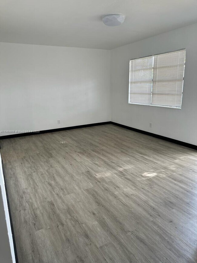 Foto del edificio - 725 NW 1st Ct