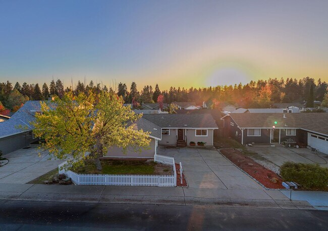 Building Photo - Recently Renovated 3 Bedroom 2 Bathroom Lo...