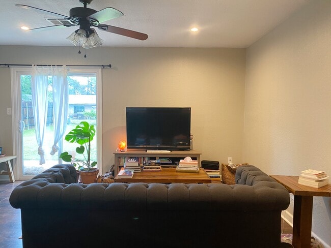 Building Photo - 1625 Farmington Ave