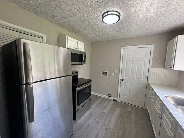 Foto del edificio - Bright And Renovated 3 Bedroom Home With Modern Updates