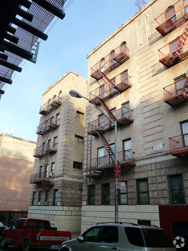 Building Photo - 2607 Jerome Ave