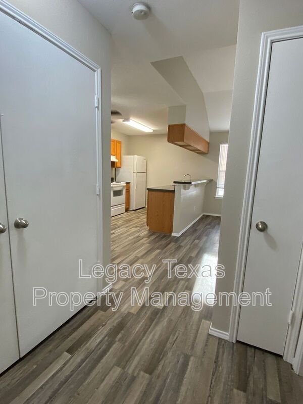 Building Photo - 641 Woodard Ave