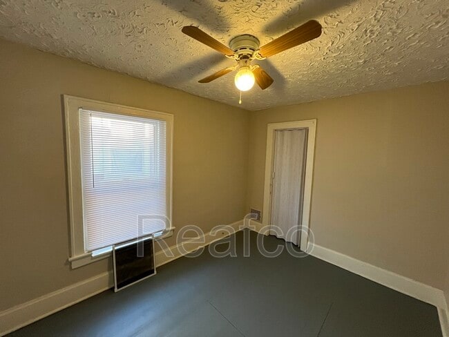 Building Photo - 810 Reinhard Ave