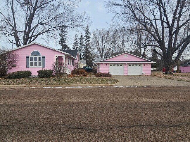 Building Photo - Cozy 1 Bedroom Home Wisconsin Rapids