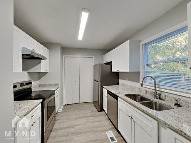 Building Photo - 870 Millard Farmer Rd