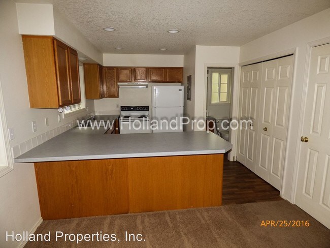 Building Photo - 12445 SE Whitcomb Dr