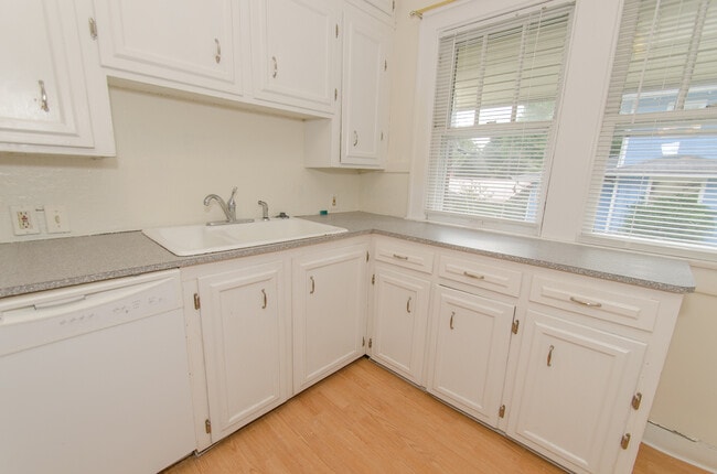 Building Photo - 3 Bedroom, 1.5 bath Home: Available July 2026!