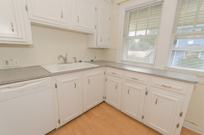 Foto del edificio - 3 Bedroom, 1.5 bath Home: Available July 2026!